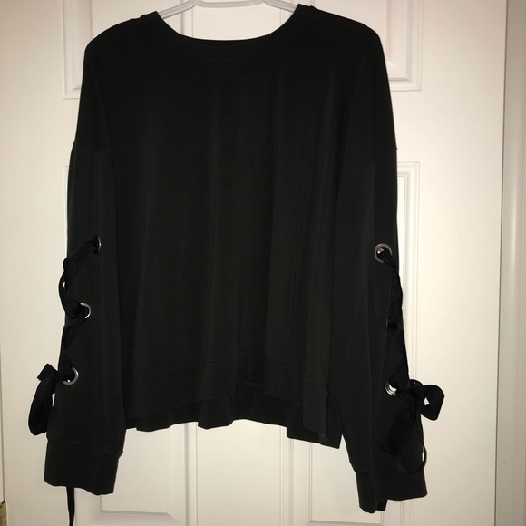 Vince Camuto Tops - Two by Vince Camuto black pullover w bow sleeves